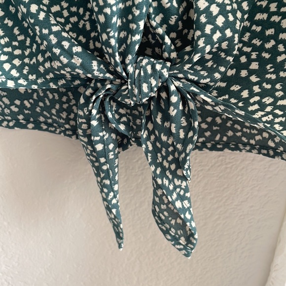 NWT dark green v-neck blouse with long sleeves. - Picture 4 of 8